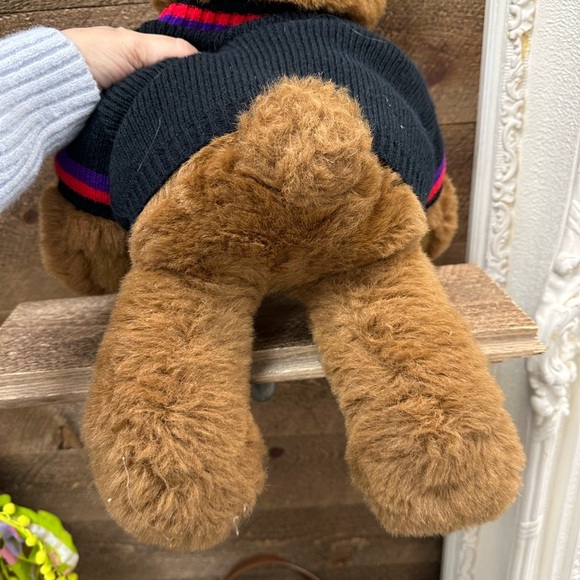 Gund 1988 Large 19 inch Collectors Classic Brown Furry Bear Sweater with Patch - Picture 4 of 9